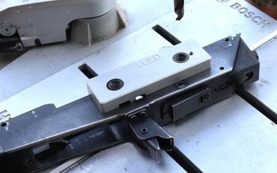 Kylkikiskon reikien poraaminen porausjigillä (8.5 mm reiät, vastamutteria käytettäessä) Kylkikiskon reikien poraaminen porausjigillä (8.5 mm reiät, vastamutteria käytettäessä)